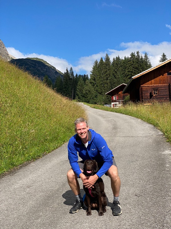 Rick en zijn labrador in de bergen